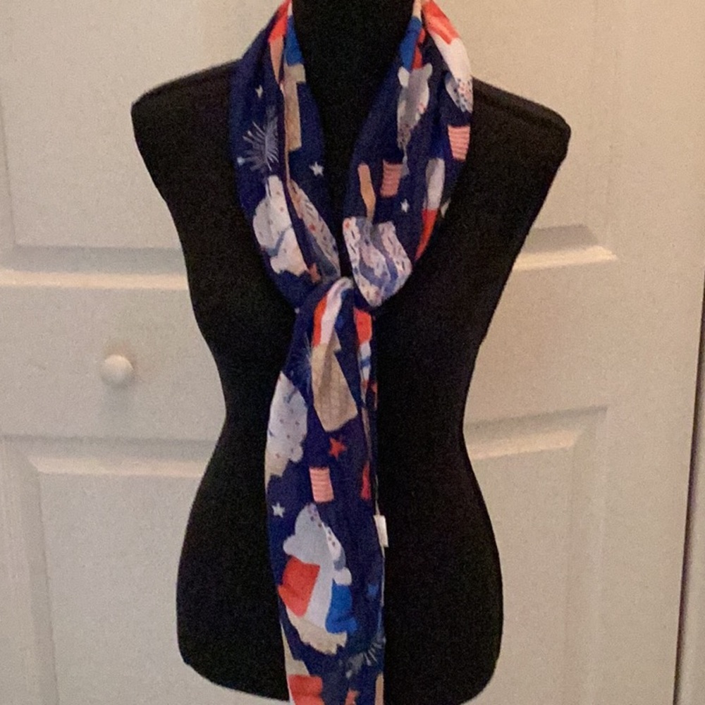 ❤️🇺🇸NWOT Fun Flag Scarf Closet Must Have ❤️🇺🇸 - Picture 1 of 7